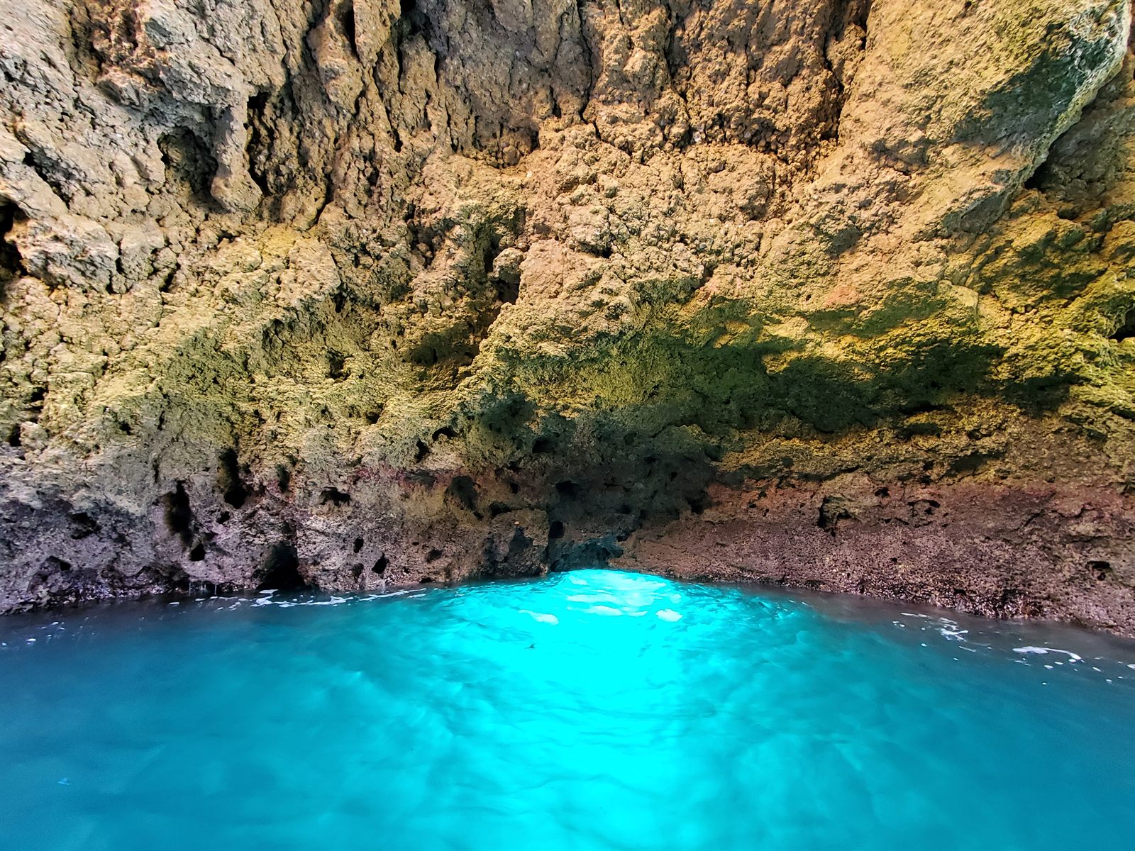 Passadiço de madeira no topo das falésias